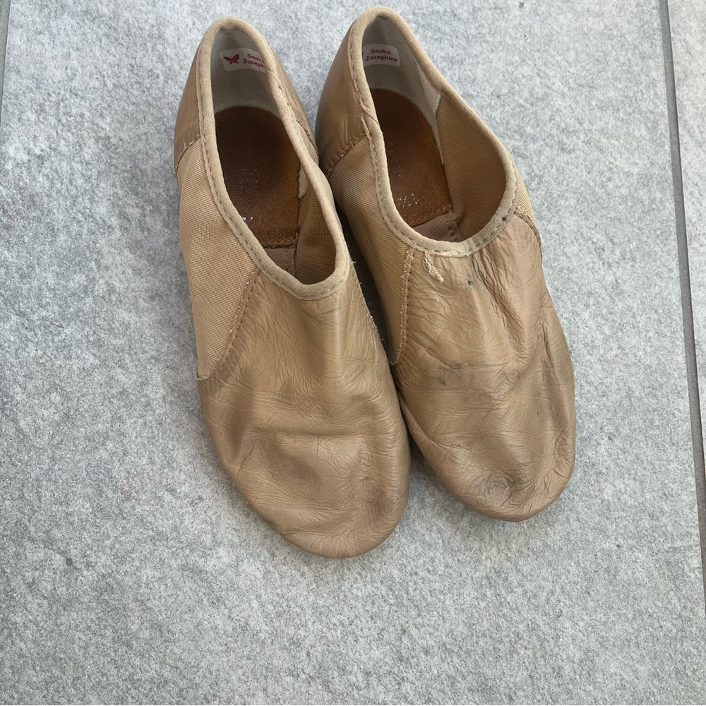Bloch Girl’s Neo-flex slip on leather jazz shoes, size 1.5